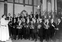 1993-6618 In de Provenierskerk is een mannenkoor met koorzang.