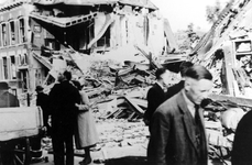 1993-6623 De door het Duitse bombardement van 14 mei 1940 getroffen Willebrordusstraat. Als gevolg van het bombardement ...