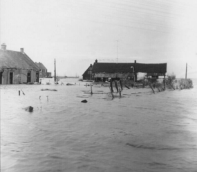 1993-663 Een combinatie van zeer zware storm en springvloed veroorzaakt een watersnoodramp in Zeeland en delen van ...