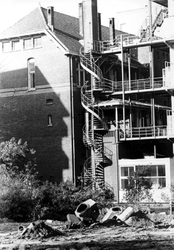 1993-6667 De Westersingel met brandtrap aan gebouw van het van Dam ziekenhuis.