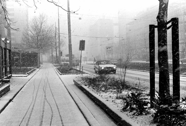 1993-6685 De met sneeuw bedekte Coolsingel.Links een paviljoen omgeving Stadhuisplein, overgebleven na de C '70 manifestatie.