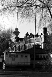 1993-6697 De Veerhaven aan de oostzijde uit oostelijke richting gezien, bij het clubgebouw van de Koninklijke Roei-en ...