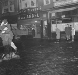 1993-715 Een combinatie van zeer zware storm en springvloed veroorzaakt een watersnoodramp in Zeeland en delen van ...