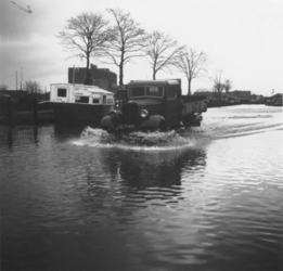 1993-726 Een combinatie van zeer zware storm en springvloed veroorzaakt een watersnoodramp in Zeeland en delen van ...