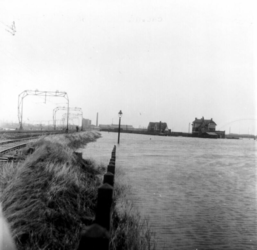 1993-754 Een combinatie van zeer zware storm en springvloed veroorzaakt een watersnoodramp in Zeeland en delen van ...