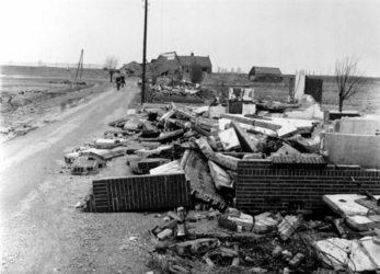 1993-803 Een combinatie van zeer zware storm en springvloed veroorzaakt een watersnoodramp in Zeeland en delen van ...