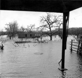 1993-854 Een combinatie van zeer zware storm en springvloed veroorzaakt een watersnoodramp in Zeeland en delen van ...