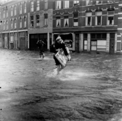 1993-933 Een combinatie van zeer zware storm en springvloed veroorzaakt een watersnoodramp in Zeeland en delen van ...