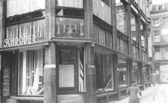 1994-1101 Gezicht op het Middensteiger ter hoogte van hoek van de Waschboomsteeg met het winkelpand van Schröder. Op de ...