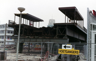 1994-133,-134 Sloop van het spoorwegviaduct en Station Blaak.Op de achtergrond de toren van de Sint-Laurenskerk.