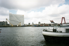 1994-145 De Nieuwe Maas, aan de overzijde de Boompjeskade en de Boompjes met kantoorgebouw Willemswerf, rechts het ...