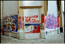 1994-1685,-1689,-1692 Graffiti op de slooppanden aan de Claes de Vrieselaan, hoek van de Volmarijnstraat.