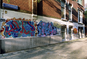 1994-1693-TM-1696 Graffiti en muurschildering op de huizen en slooppanden aan de Snellinckstraat.Afgebeeld van boven ...