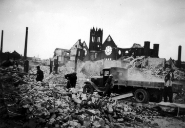 1994-379 Als gevolg van het Duitse bombardement van 14 mei 1940 is het centrum van de stad grotendeels verwoest. ...