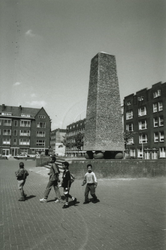 1994-536 De Obelisk op een pleintje in de Marnixstraat.
