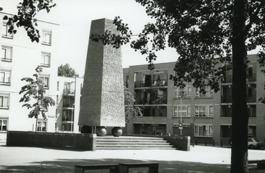 1994-537 De Obelisk op het pleintje in de Marnixstraat. Op de achtergrond de woningen.
