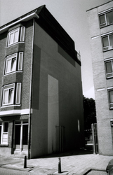 1994-551 Een pand met muurschildering aan de Hendrik de Keyserstraat.