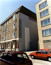 1994-554 Huizen met muurschildering aan de Hendrik de Keyserstraat.