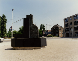 1994-563 Beeldhouwwerk van Manneke Pils aan de Crooswijksesingel.