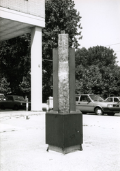 1994-564 Kunstobject aan de Crooswijkseweg.