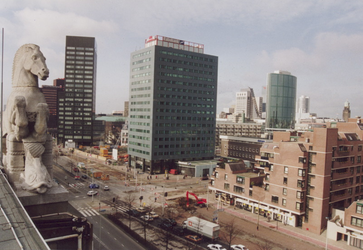1994-625,-626 Overzicht vanaf het dak van de ABN-AMRO Bank op de Blaak en omgeving, richting Rotterdam-Centrum.Rechts ...