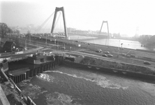 1994-694 Gezicht vanaf de Wijnhaven op o.a. de Nieuwe Maas met links de Willemsbrug, rechts de spoorbrug.