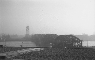 1994-695 De Nieuwe Maas Pijler met de spoorbrug en aan de overzijde het Noordereiland met de hefspoorbrug over de ...