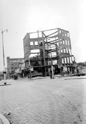 1995-1979 Gezicht op de door het Duitse bombardement van 14 mei 1940 getroffen Heeerenstraat en de Goudsesingel, met ...