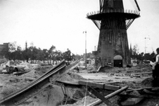 1995-1983 Gezicht op de door het Duitse bombardement van 14 mei 1940 getroffen Oostplein met molen de Noord. Restanten ...