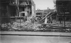 1995-484-10 Door het Duitse bombardement van 14 mei 1940 getroffen huizen aan De Savornin Lohmanlaan nrs. 122-126.