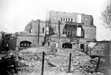 1995-484-11 Gezicht in de door het Duitse bombardement van 14 mei 1940 getroffen Speelmanstraat. Restanten van een ...