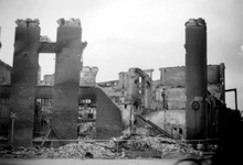 1995-484-5 Gezicht op de door het Duitse bombardement van 14 mei 1940 getroffen Oostplein met de restanten van de ...