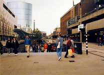 1996-2543 De Beurstraverse met winkels, de trap ter hoogte van de Bijenkorf.