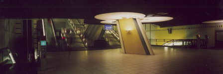 1996-261-TM-263 Station Blaak.Van boven naar beneden afgebeeld:- 261: Interieur spoorwegstation.- 262: Ingang van het ...