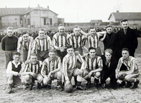 1996-6 Het elftal van voetbalvereniging RFC voorafgaande aan een wedstrijd op het terrein aan de Essenburgsingel.