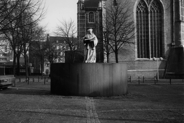 1996-607-TM-610 Standbeeld van Erasmus op het Grotekerkplein.In verband met een door het Centrum Beeldende Kunst ...
