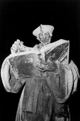 1997-1180 Standbeeld van Erasmus op het Grotekerkplein, bij avond.