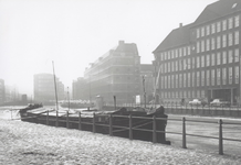 1997-1400 Het Haagseveer met rechts het hoofdbureau van politie en de Delftsevaart, gezien vanaf de met sneeuw bedekte ...