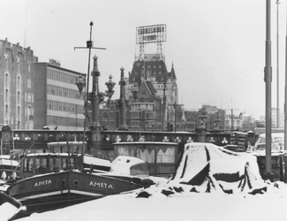 1997-1826 De Wijnhaven met de Regentessebrug. Op de achtergrond het Witte Huis.