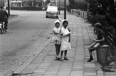 1997-1857 In Hillegersberg spelen kinderen in een zijstraat van de Straatweg.