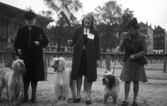 1997-1864 Op de Veemarkt staan dames met honden. Voor een hondenshow.