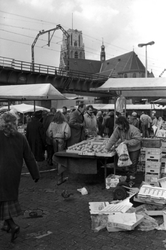 1997-1879 Op de Binnenrotte met de markt bij de Hoogstraat uit zuidoostelijke richting gezien, verderop de Sint-Laurenskerk.