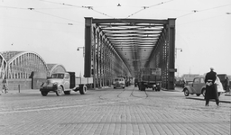 1997-982 Gezicht op de Willemsbrug en de spoorbrug.