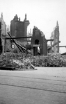 1998-1004 Gezicht op de Gedempte Glashaven met de verwoeste Zuiderkerk als gevolg van het Duitse bombardement van 14 ...
