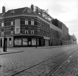 1998-1040 De Roentgenstraat met links de Nassaustraat. Rechts de achterzijde van de margarinefabriek van N.V. Van den ...