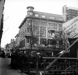 1998-1093 De Vlasmarkt aan de Hoogstraat. Links het Spui.