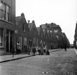 1998-1123 Kinderen poseren voor de fotograaf in de Rubroekstraat.