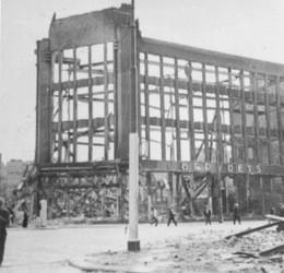 1998-1245 Gezicht op de door het Duitse bombardement van 14 mei 1940 getroffen Heerenstraat en de Goudsesingel, met ...