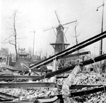 1998-1254 Gezicht op de door het Duitse bombardement van 14 mei 1940 getroffen Oostplein met de gespaard gebleven molen ...
