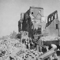1998-1260 Restanten van het oude stadhuis, als gevolg van het Duitse bombardement van 14 mei 1940. Het oude raadhuis ...